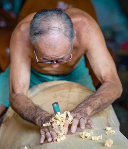 Fading Family Craft: A traditional Chinese coffin maker  in Malaysia preserves ancient customs